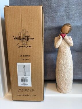Willow Tree Cream Figurine with Pink Heart - Je t'aime